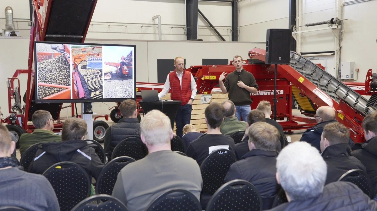 Hvert år har sit eget tema ved Grimme-nytårstræffet. I år gjaldt det sortering og lagring, hvor salgssupporter Søren Tougård præsenterede produktpaletten, og driftsleder Martin Rohde Andersen (th) fortalte om erfaringer fra håndteringen af de 150 ha kartofler på Skovlygaard ved Skjern.