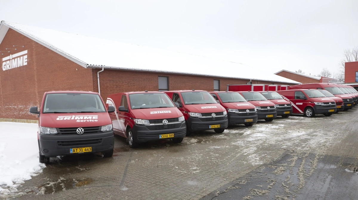 De 14 servicebiler, som dækker hele landet, var linet op ved indgangen.