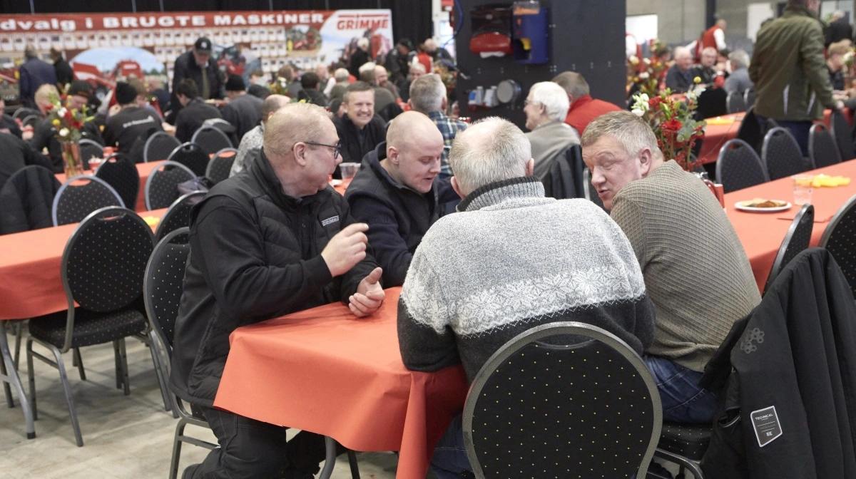 De udekørende servicefolk, her Gert Rohr Johansen (tv), deltager hvert år i åbent hus-arrangementet for at møde kunderne, som de servicerer i dagligdagen. 