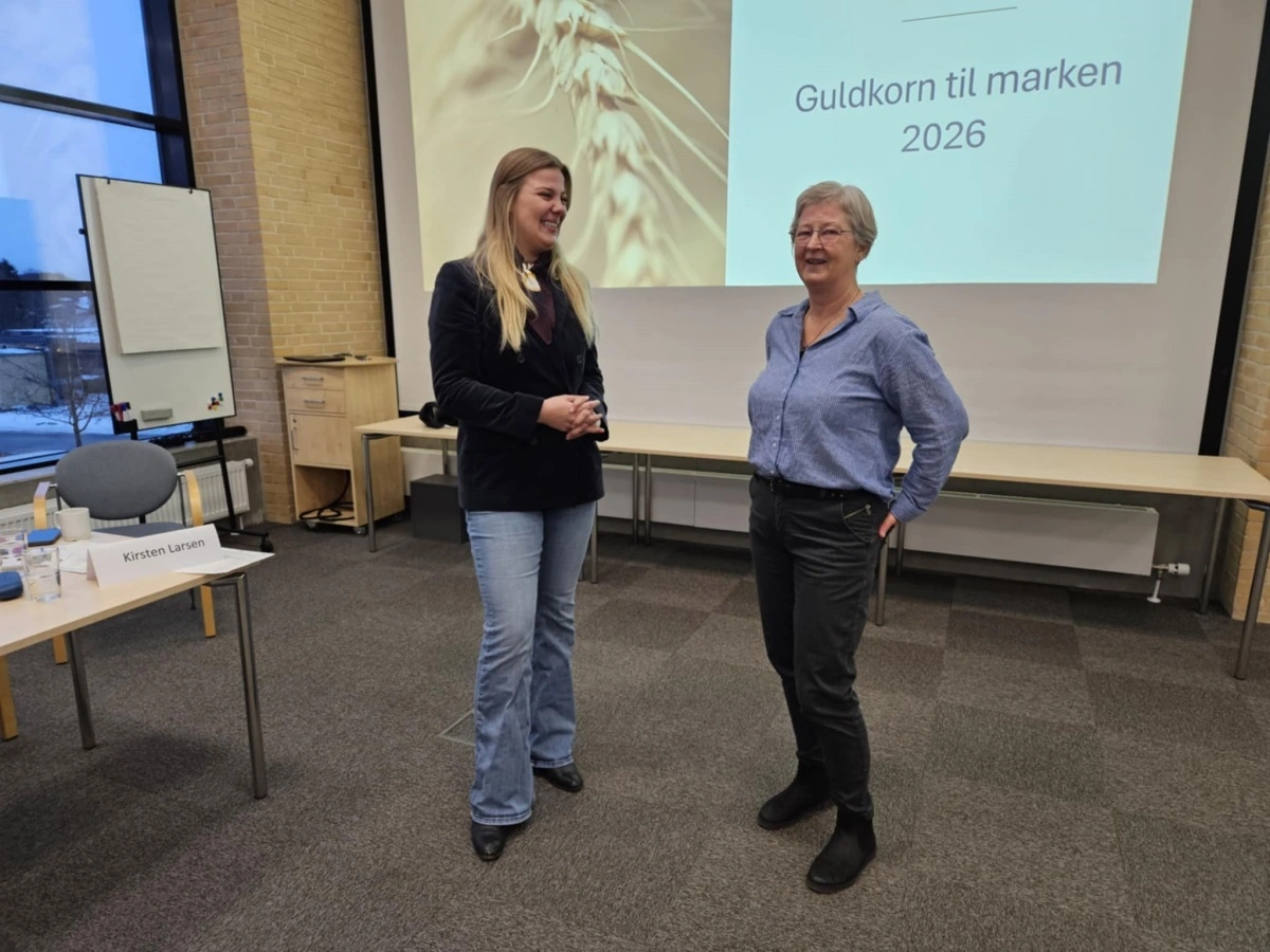 Planteavlskonsulent Kirsten Larsen (th), her i samtale med folketingskandidat Amanda Heitmann, har været hovedarrangør samtlige 30 år. Hun kan fejre jubilæet sammen med to af deltagerne, der også har været med alle årene.