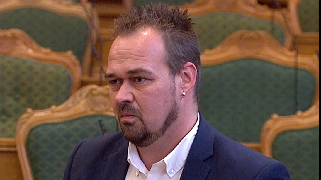 Det bekymrer dyrevelfærdsordfører Kristian Bøgsted (DD), at heste og køer ikke får mere tilskudsfoder og er nødt til at leve af de få spiselige planter, m.m., der er i Molslaboratoriet denne vinter. Skærmdump: ft.dk