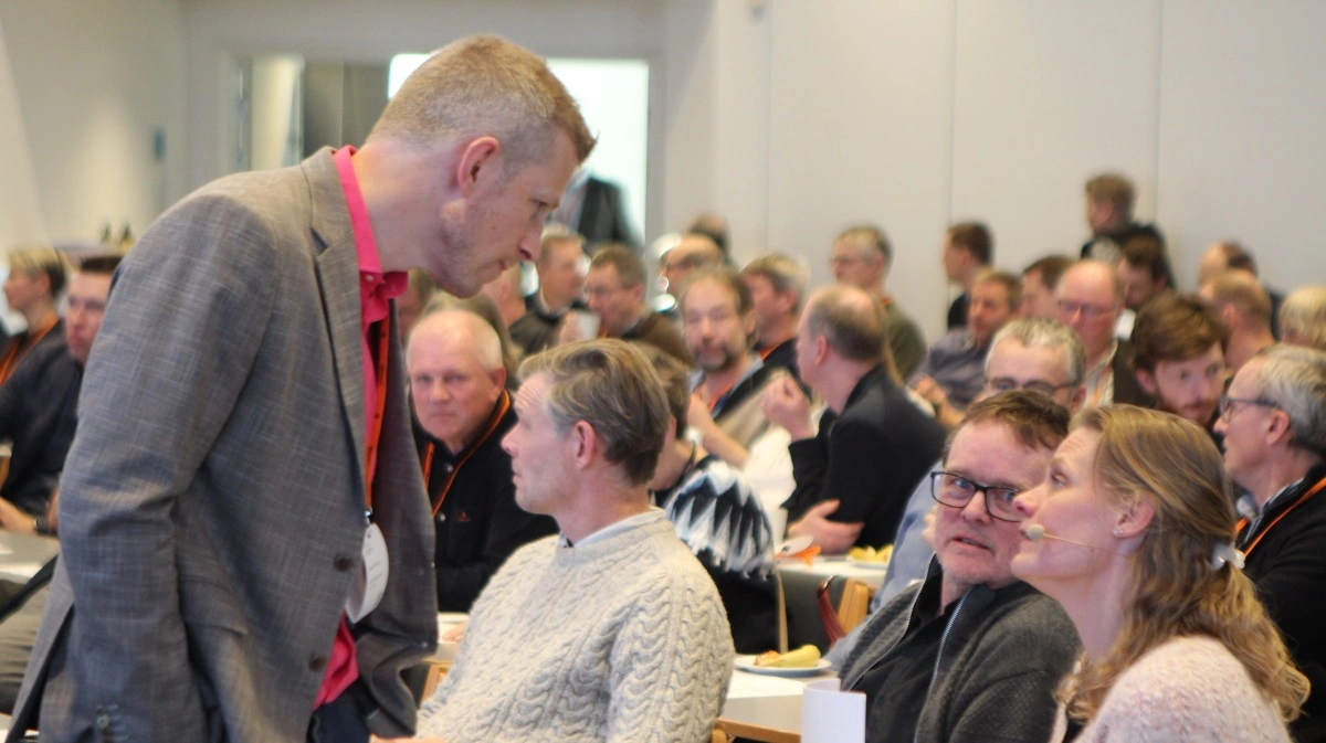 Danske Svineproducenters formand Jeppe Bloch Nielsen i samtale med formand for svinedyrlægerne John Haugegaard samt forperson for Den Danske Dyrlægeforening Mette Gantzhorn.