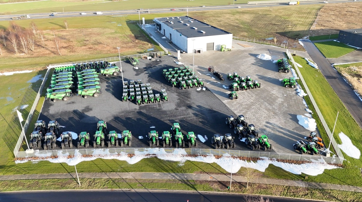 Set fra oven fremstår Moni Worldwides nye domicil i Middelfart som et nordisk knudepunkt for Deutz-Fahr. De store udendørsarealer giver plads til både maskinopstilling, logistik og kundearrangementer, mens bygningen på Stensgårdvej 25 samler administration, showroom og lager under ét tag. Foto: Per Jørgensen