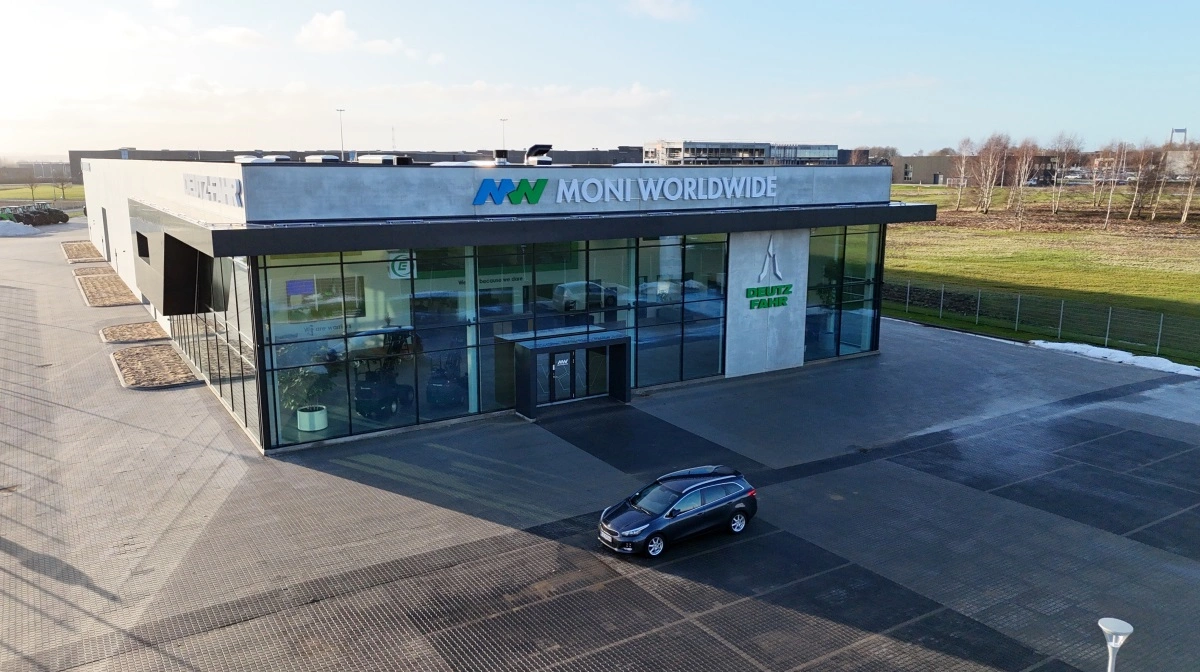 Det nye hovedsæde på Stensgårdvej 25 i Middelfart danner rammen om Moni Worldwides nordiske aktiviteter. Med 1.000 kvadratmeter kontor og 2.000 kvadratmeter lager er domicilet skræddersyet til effektiv reservedelshåndtering, showroom og administration og markerer et tydeligt skifte fra startup til etableret importør med vækstambitioner i hele Skandinavien. Foto: Per Jørgensen