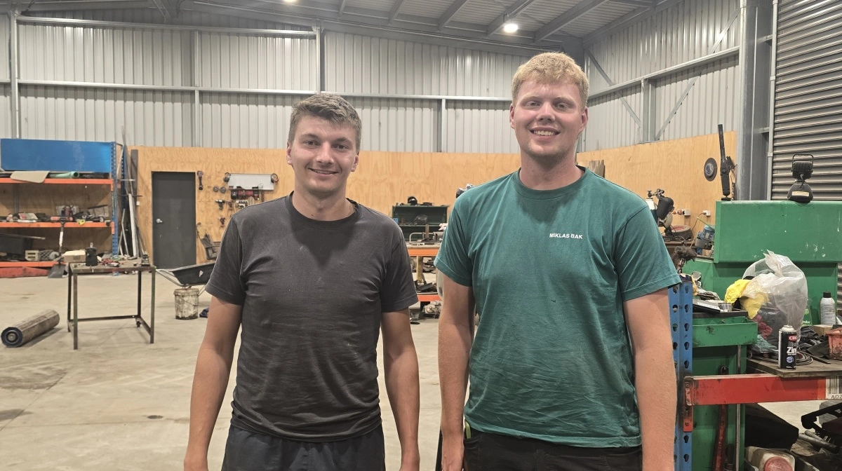 Et par trætte, jyske unge landmænd hjemme ved fyraften klokken 21 efter en lang dag i marken på maskinstationen på New Zealand - Emil Vejnø (tv) fra Arden ved Hobro og Miklas Bak fra Aars. Fotos: Jørgen P. Jensen