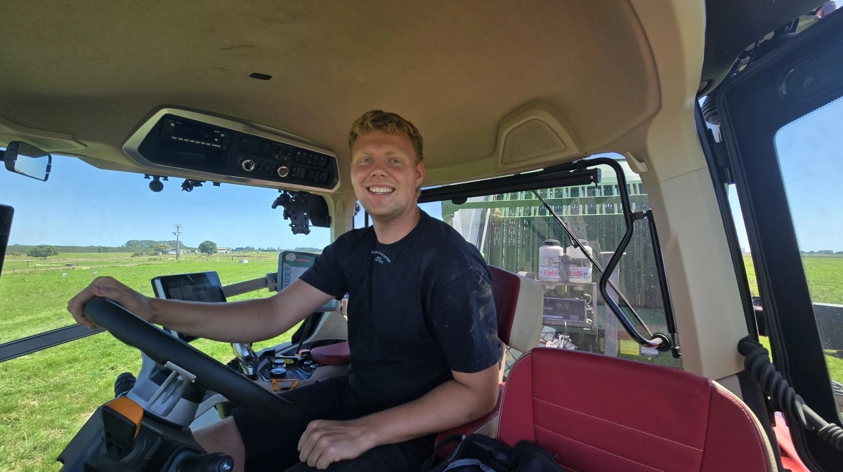 Miklas kører denne dag opsamlervogn mellem kundens græsmark og ensileringspladsen.