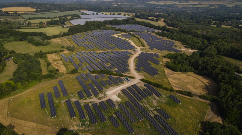 Arla har sikret 100 procent vedvarende el på alle europæiske mejerier via langsigtede aftaler og øget elektrificering. Her ses en Arla solcellepark i Kent, Storbritannien. Foto: Arla Foods