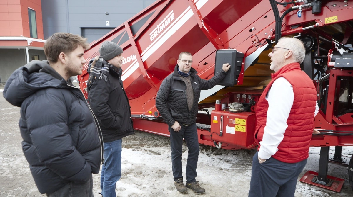 Brdr. Rasmussen A/S I Kibæk prøvekørte i efteråret den nyudviklede Grimme CleanLoader rensemaskine. På billedet fra nytårstræffet hos Grimme Skandinavien i Rødkærsbro ses indehaverne af kartoffelbedriften, fra venstre Benjamin Rasmussen, brødrene Mads Rasmussen og Niels Chr. »Tækker« Rasmussen, sammen med salgschef Per Rasmussen, Grimme Skandinavien. Foto: Erik Hansen   