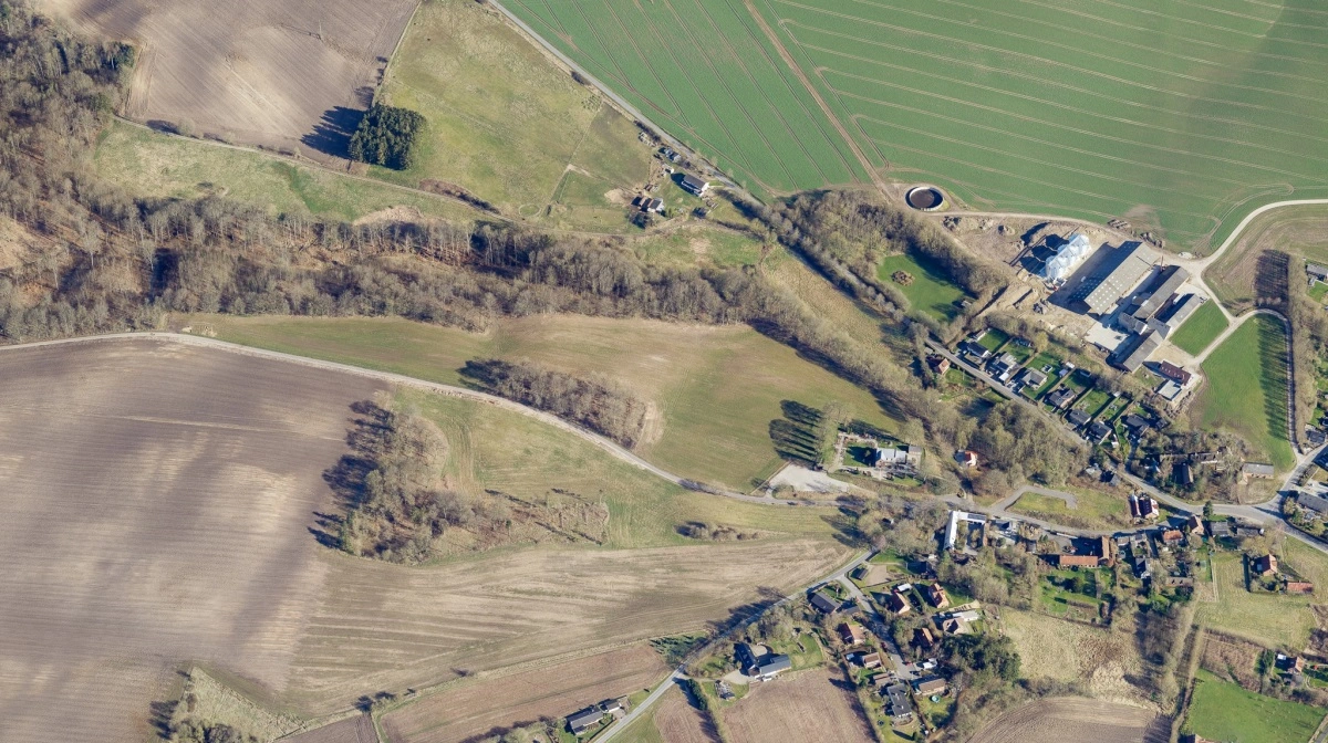 Den næsten 600 hektar store plantebedrift Kildemark består af syv ejendomme og rummer både dyrket agerjord, naturarealer og mindre skovpartier. Foto: Skråfoto/Klimadatastyrelsen