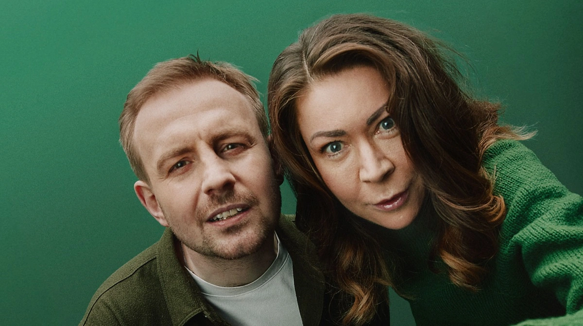 Biologen og videnskabsjournalisten Lone Frank og historikeren Peter Ørbæk går sammen i radio-programmet Verdens Navle, der udforsker menneskelivets forunderlige afkroge. Foto: Rasmus Luckmann via DR