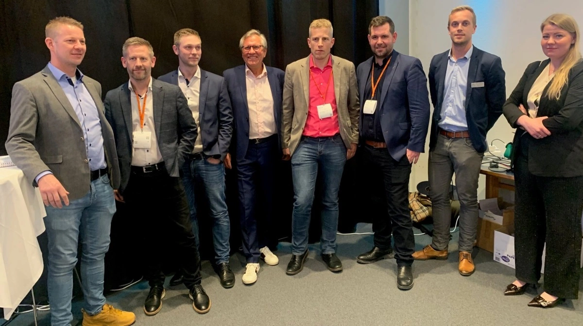 Generalforsamlingen valgte Anne Jensen fra Brande (yderst til højre) og Jesper Bram fra Haderslev (nr. 3 fra højre) som nye medlemmer af bestyrelsen. Foto: Danske Svineproducenter