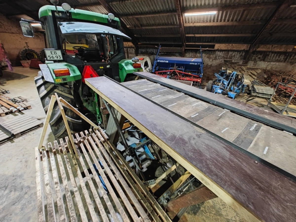 Lars Grøn har selv bygget sin plantemaskine. 
- Men det er slet ikke nødvendigt, hvis ikke man har de lyster, siger han.
Her har der været fokus på, at det også skal være muligt at stå og dele rødderne.