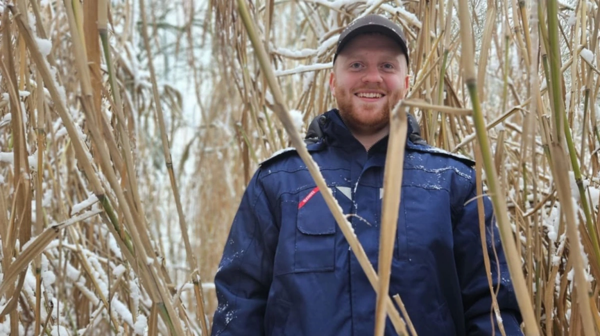 21-årige Lars Grøn fra Bogense dyrker på femte år elefantgræs. Og han er begejstret for afgrøden. Både arbejdsmæssigt, økonomisk og klimamæssigt er den, efter hans vurdering, en gevinst. Fotos: Henriette Lemvig