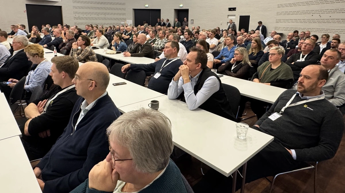 Der var fuldt hus på DM&E’s årsmøde på Vingsted Hotel og Konferencecenter, hvor medlemmer fra hele landet var samlet for at tage stilling til en branche i hastig forandring. Grøn Trepart, nye krav til natur, landskab og dokumentation prægede debatten blandt maskinstationer og entreprenører, der i stigende grad står centralt i både landbruget og den grønne omstilling. Foto: Per Jørgensen