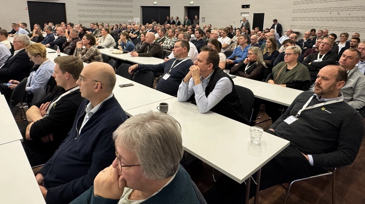Der var fuldt hus på DM&E’s årsmøde på Vingsted Hotel og Konferencecenter, hvor medlemmer fra hele landet var samlet for at tage stilling til en branche i hastig forandring. Grøn Trepart, nye krav til natur, landskab og dokumentation prægede debatten blandt maskinstationer og entreprenører, der i stigende grad står centralt i både landbruget og den grønne omstilling.