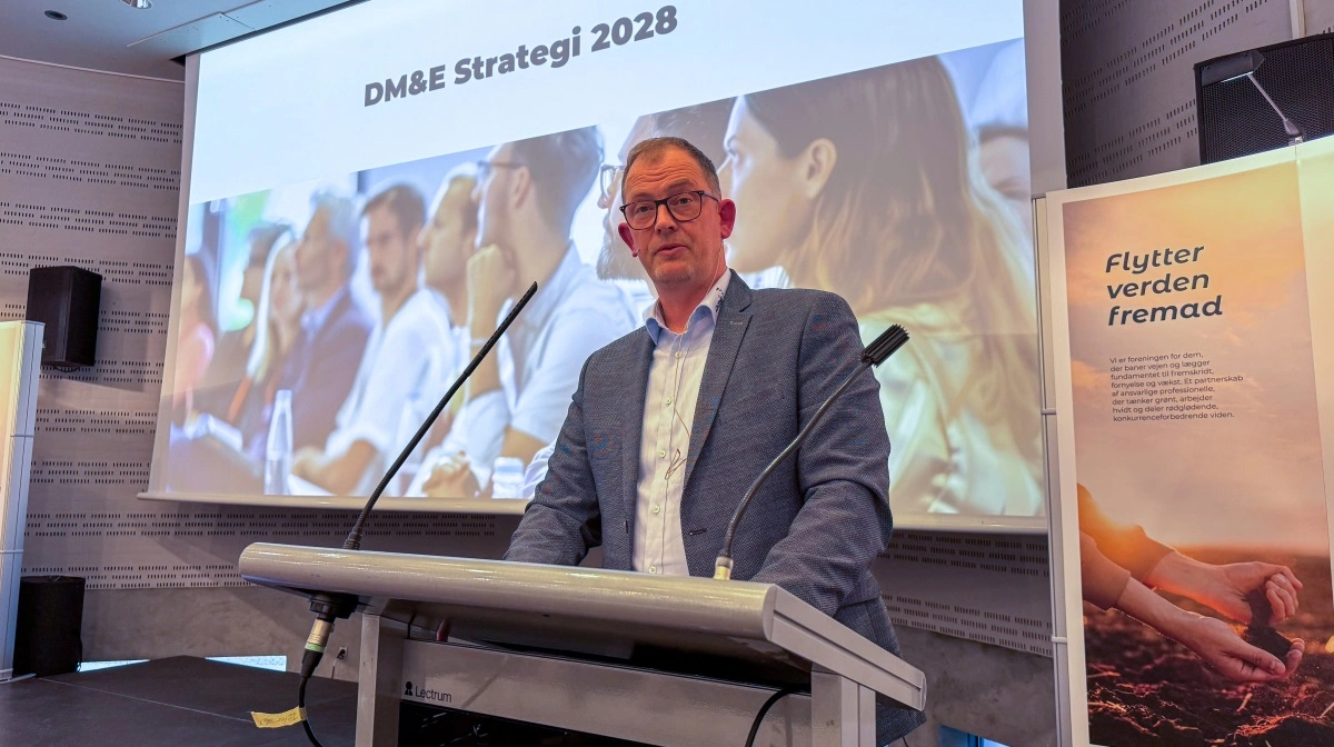 DM&E’s formand Niels Rüsz aflægger beretning på årsmødet. I sin beretning satte han ord på et år med markante forandringer for maskinstationerne, hvor Grøn Trepart, nye krav til natur, landskab og dokumentation har flyttet både opgaver og forretningsmodeller. Samtidig kunne han pege på en historisk høj omsætning på 9,8 milliarder kroner for DM&E’s medlemsvirksomheder. Fotos: Per Jørgensen