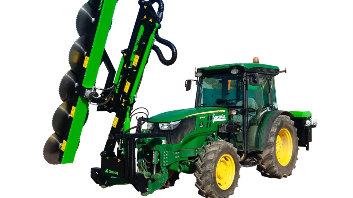 OSMAQ-hegnsklipper monteret i traktorens frontlift. Brørup Traktor- & Maskincenter introducerer nu spanske hegnsklippere og armklippere på det danske marked med fokus på robust konstruktion og fleksibel montage. Pressefoto