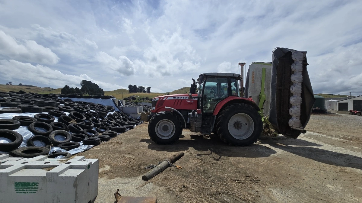 Som noget særligt for en newzealandsk mælkefarm er der støbte plansiloer til græsensilage samt egne græsmaskiner.