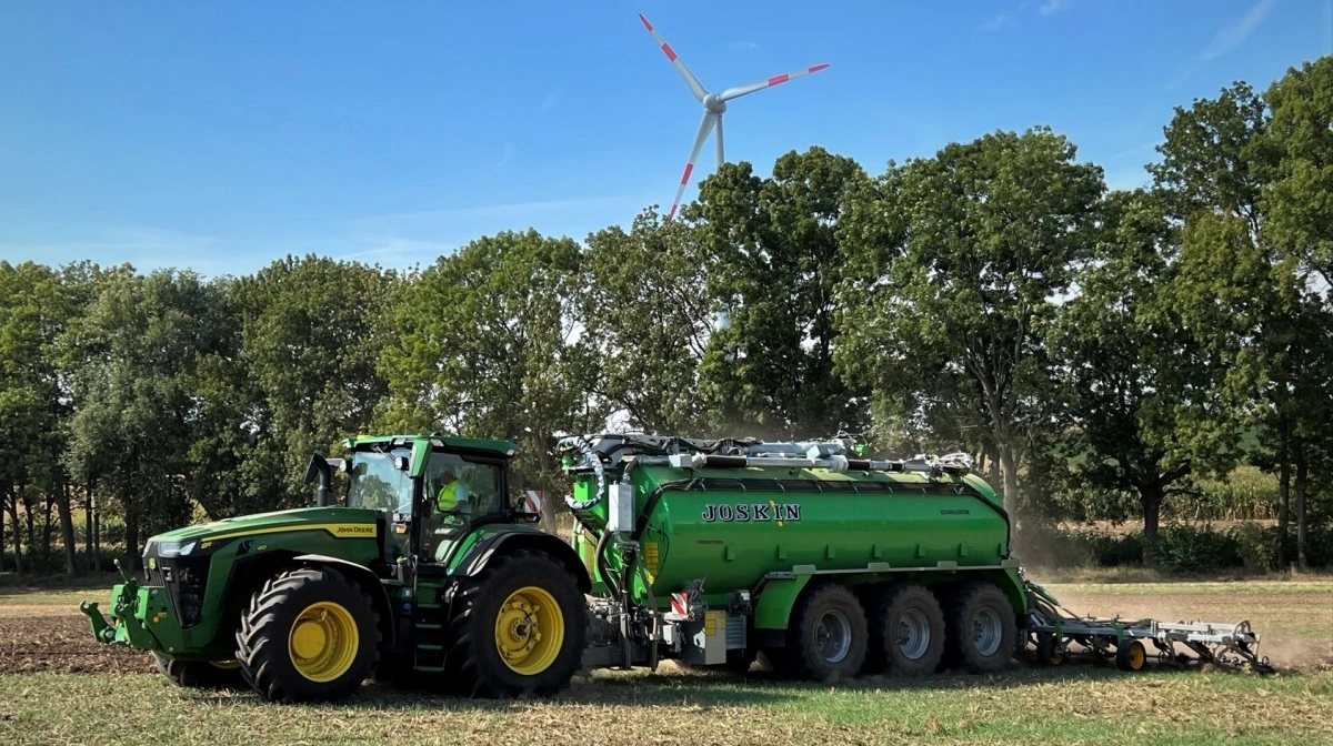 En importeret traktor med hastighedskode B på typepladen anses i Danmark for at være en lastbil. Men som noget nyt kan det nu lade sig gøre at få den omklassificeret. Arkivfoto: Kasper Stougård 