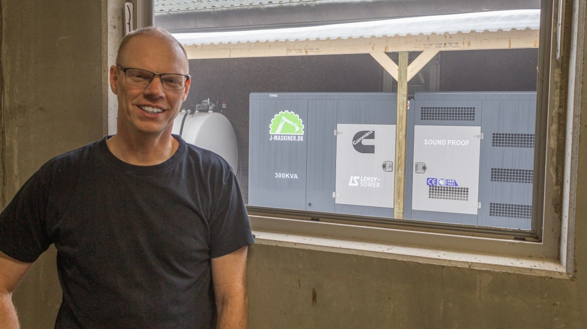 Søren Michaelsen er glad for sin nye investering. Også selvom han håber, at han aldrig får brug for den - en generator på 340 hk til 250.000 kroner. Den er i en størrelsesorden, så den kan holde hele bedriften kørende i 14 dage.