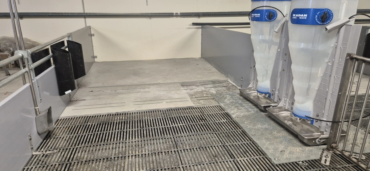 Stierne har inderst fast gulv, i midten er der miljøspalter, og yderst mod midtergangen er der støbejernsriste.
