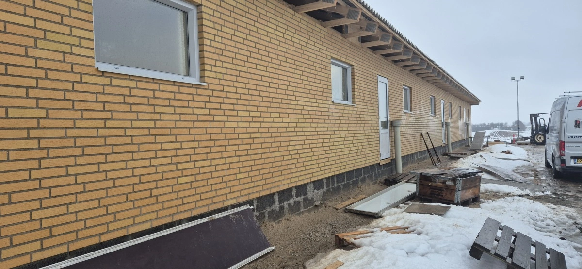 - Havde jeg startet et barmarksprojekt, havde jeg ikke bygget i gule mursten, men fordi det er det, der er her i forvejen, så har looket virkelig været vigtigt for mig, siger Troels Andersen om den meget synlige ejendom, som kan ses af forbipasserende på den nordjyske motorvej E39, lige inden de rammer rundkørslen ved Hirtshals.