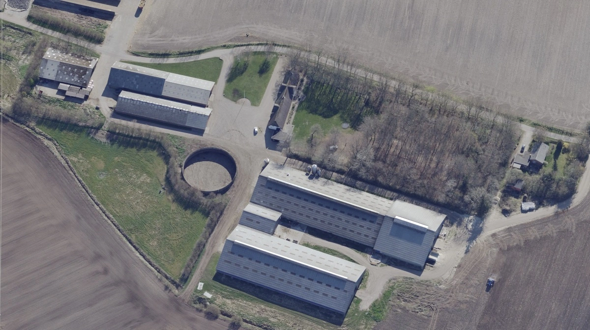 Brødrene købte St. Hebo Mælkeproduktion i efteråret 2022, et år efter bedriften var gået konkurs, men i dag er det deres medinvestor, som ejer hele bedriften tæt ved Varde. Foto: Skraafoto/dataforsyningen