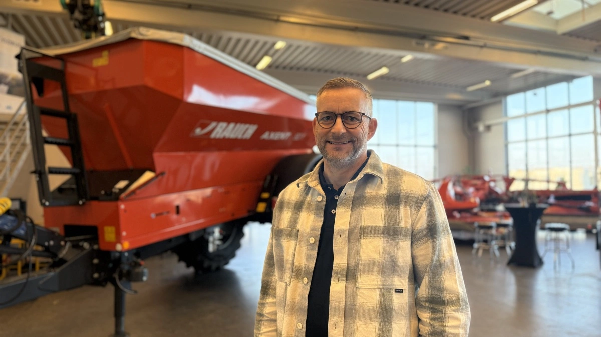 Per Monk Rasmussen opfordrer alle interesserede til at komme ud af busken og få planlagt et besøg af den bugserede Rauch Axent M 9.1-gødningsspreder. Foto: MI