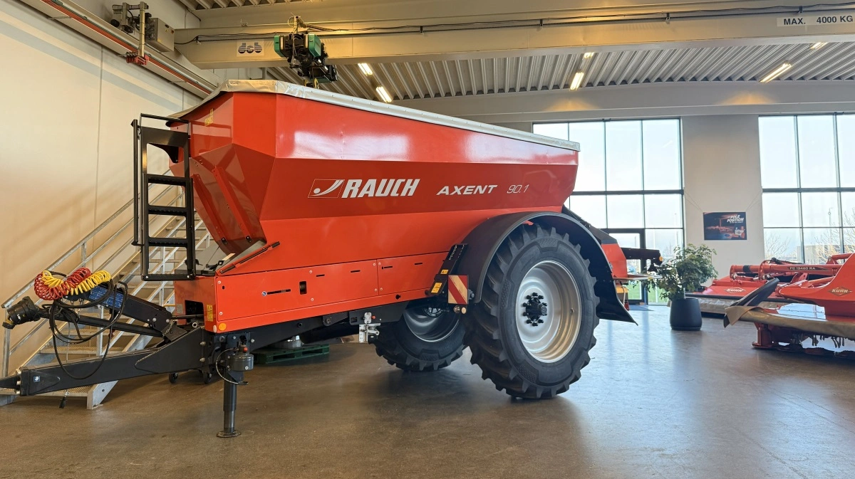 Rauch Axent M 90.1 er udstyret med elektromekanisk træk, og spredeværket er det samme på de liftophængte AXIS M-EMC-spredere. Tankindholdet er 9.400 liter. 