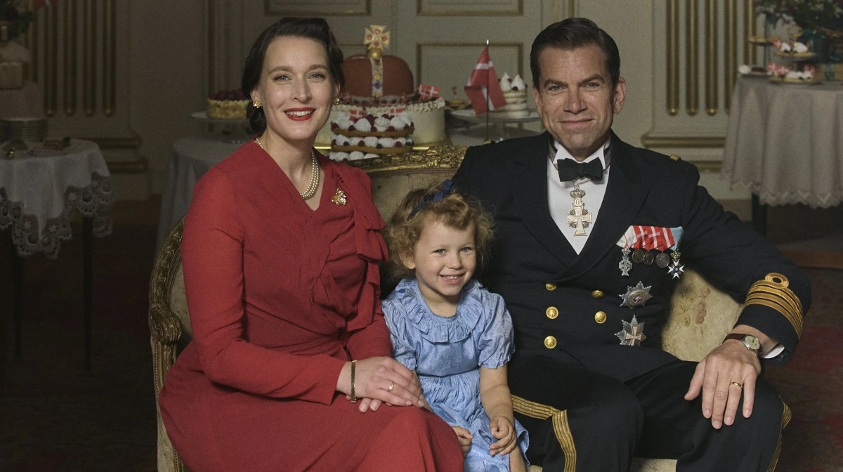 Svenske Josefin Asplund spiller dronning Ingrid, Asta Tvilling Jensen prinsesse Margrethe og Nikolaj Lie Kaas optræder i serien i rollen som Kong Frederik 9. Foto: Audrius Solominas/TV 2.
