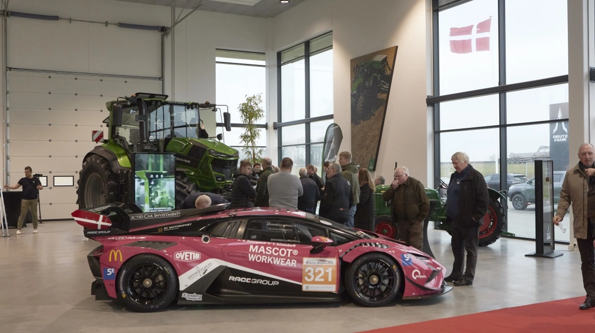 Den helt nye Deutz-Fahr 8340 TTV-traktor blev for første gang vist uden for Tyskland, da Moni Worldwide i denne uge indviede sit importcenter i Middelfart lige ud til Fynske Motorvej. Foran traktor-nyheden står en hidsig bil-repræsentant med relation til den italienske SDF-traktorkoncern. Fotos: Erik Hansen