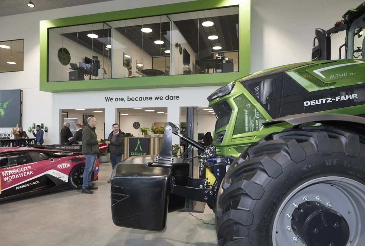 Den helt nye Deutz-Fahr 8340 TTV-traktor blev for første gang vist uden for Tyskland, da Moni Worldwide i forrige uge indviede sit nordiske importcenter i Middelfart.