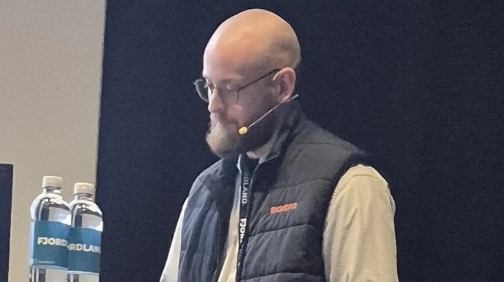 - Jeg kan som konstruktør sende den videre til miljørådgiveren, så de kan snakke produktionsareal. Vi kan sende den videre til rådgiveren - landmanden får selv modellen, så han kan sende den ud til eventuelle samarbejdspartnere og leverandører, sagde Søren Røjkjær Møller, BK Nord, på Fjordland Kongres.
