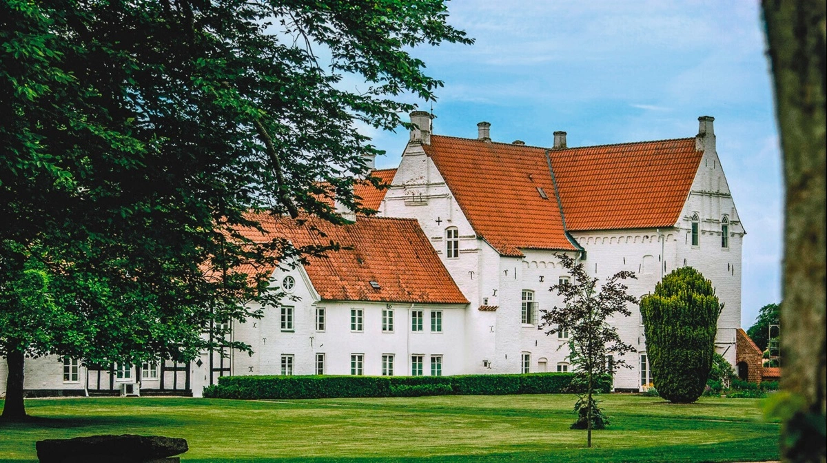 Tjele Gods er samlet set i forvejen en af Danmarks største økologiske landbrug. Nu bliver godset endnu større efter at have købt Stenalt Gods og de 720 hektar, der hører til. 