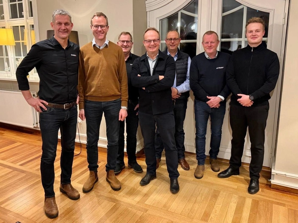 På Kolding Fjord var de 7 ejerledere af Case IH forretningerne samlet for at give hånd på Agromek, fra venstre Carsten Carøe Sørensen, Martin Andersen, Peter Nielsen, Palle Kjærsgaard, Lars Andersen, Jeppe Rasmussen og Søren Kjærsgaard. Foto: SD. Kjærsgaard