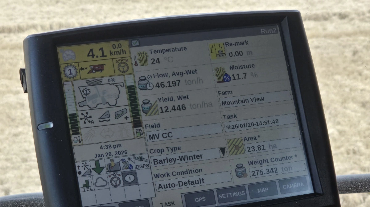 Mejetærskerens skærm viser knap 12,5 t/ha i udbytte i øjeblikket.