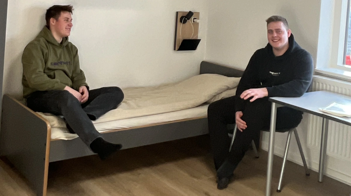 Eleverne Daniel Holt og Anders Hansen er glade for deres lækre nye boligfaciliteter på Bygholm Landbrugsskole.