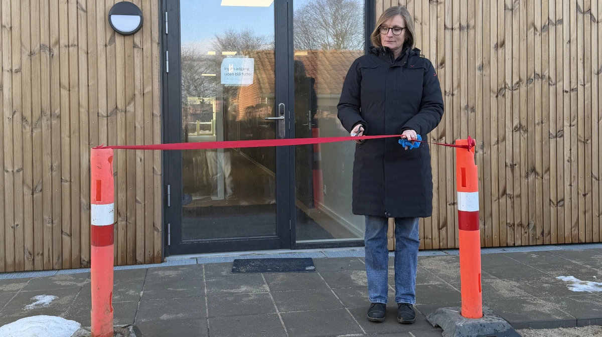 Forstander Lotte Bidstrup Ipsen klipper snoren til indvielse af den nye bæredygtige elevfløj. Pressefotos