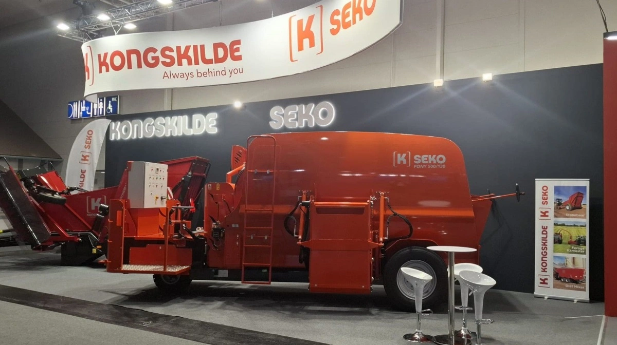 Kongskildes logo er nu at finde side om side med de velkendte orange Seko-vogne. Og Kongskilde er tilbage i Danmark med nyt forhandlernetværk. Foto: Grønning Smede- og Maskinforretning