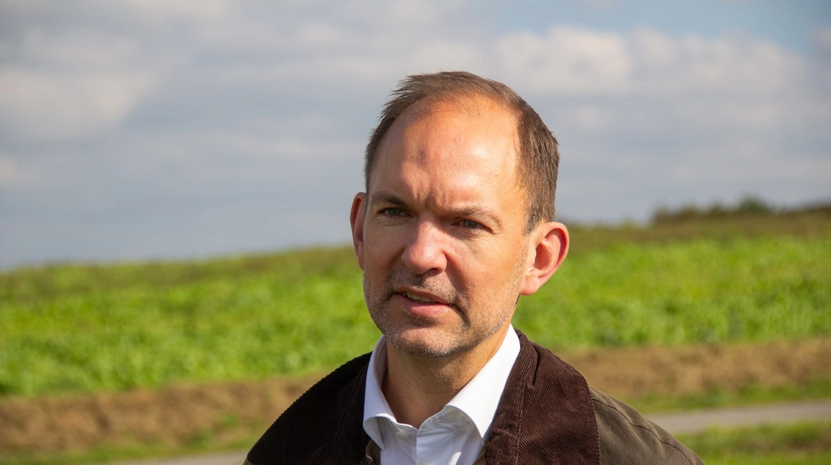 Ifølge trepartsminister Jeppe Bruus (S) findes der ordninger til naturprojekter, selv om forskere og naturorganisationer peger på manglende finansiering. Arkivfoto: Morten Ipsen