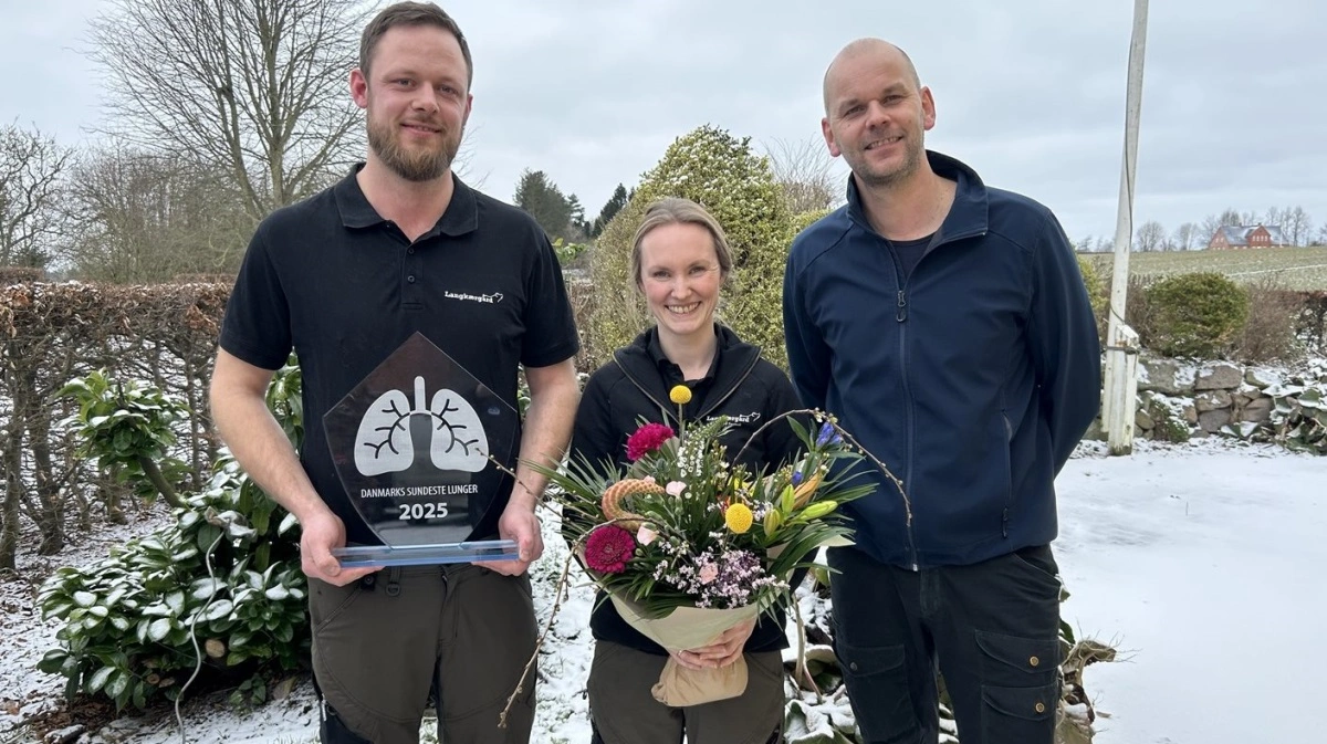 Vinder af Lungvember »Danmarks Sundeste Lunger 2025« Joachim og Nadia Clausen ses her sammen med besætningsdyrlæge Carsten Knattrup Nielsen, Danvet (t.h.). Fotos: Ceva