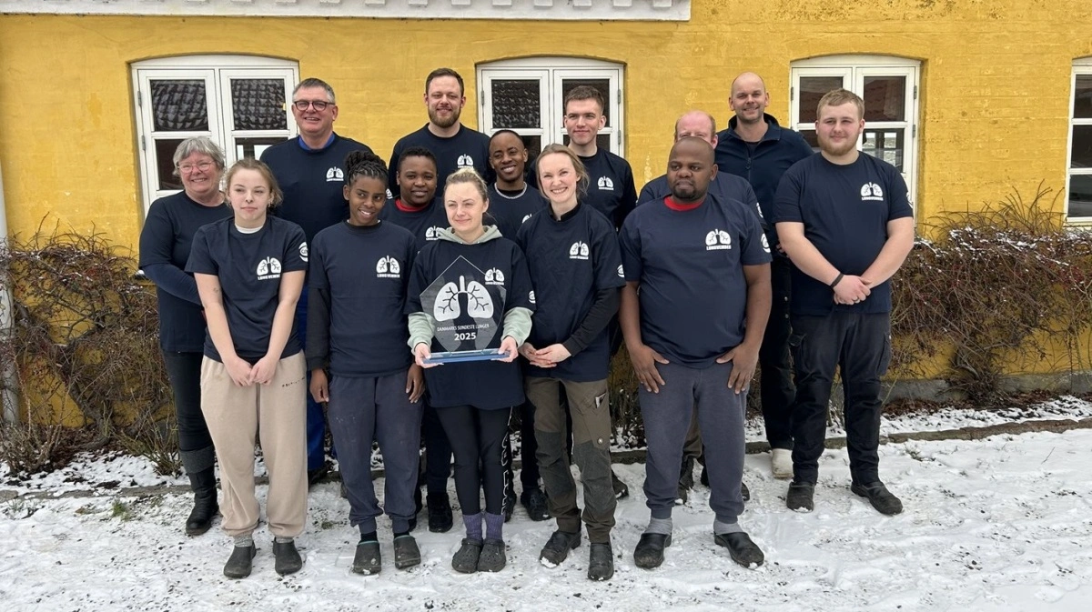 Teamet bag Danmarks Sundeste Lunger 2025: Joachim Clausen (bagerst midt for), Nadia Clausen står til højre for Sofie, der holder Lungvember trofæet, dyrlæge Carsten Knattrup Nielsen, Danvet (bagerst til højre).