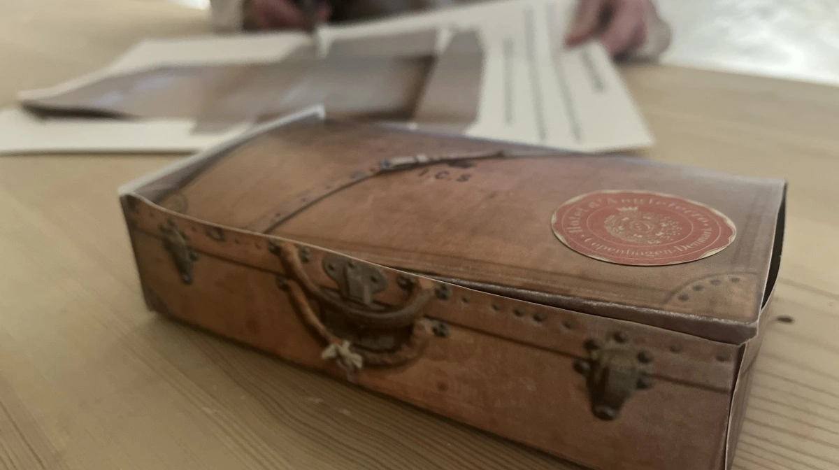 I aktivitetsrummet i kælderen kan man lave sin egen rejsekuffert i karton. Hvis man gennemfører børnesporet, får man et klistermærke til sin kuffert, så man er klar til at rejse på vinterophold i storbyen, ligesom herskabet på Gammel Estrup førhen. 