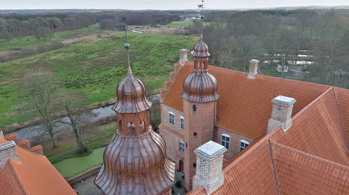 Store Estrup stod som om vinteren i gamle dage, fordi herskabet byttede slotsboligen ud med et langt ophold på hotel Hotel D’Angleterre i København.