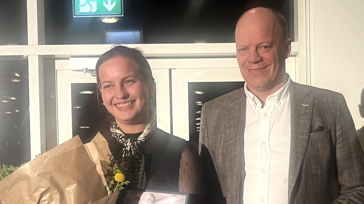 Prisvinder Astrid Møllebjerg sammen med næstformand i L&F Fjerkræ Jens Skovgaard-Jensen. Foto: L&F