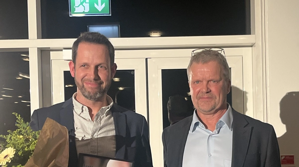 Simon Syrik fra Give blev kåret til Årets Slagtekyllingeproducent. Han ses her sammen med L&F Fjerkræs formand Jeppe Mouritsen (t.h.). 