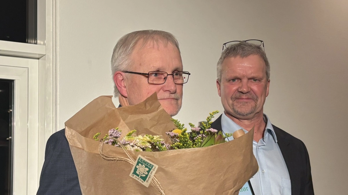 Palle Vinstrup (t.v.), landskonsulent i fjerkræ, som blev udnævnt til årets fjerkræambassadør. Hans ses her sammen med L&F Fjerkræs formand Jeppe Mouritsen. 