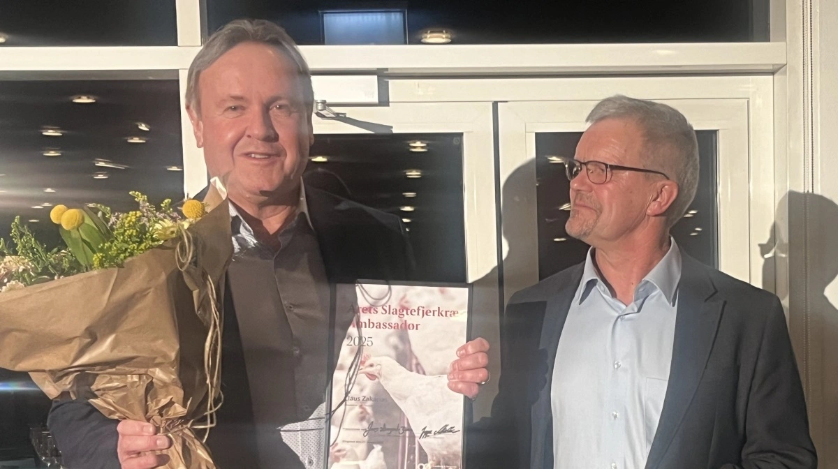 Claus Zakarias (t.v.), koncernproduktionsdirektør i DanHatch, blev kåret som årets slagtefjerkræambassadør. Han ses sammen med L&F Fjerkræs formand Jeppe Mouritsen.  