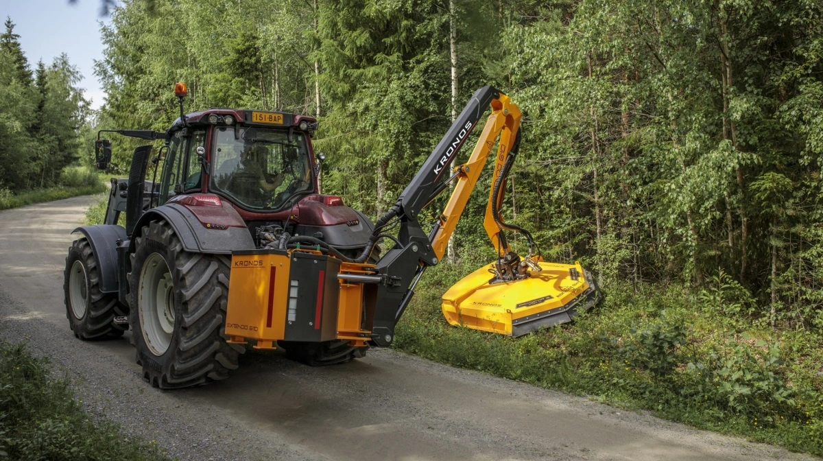 Kronos Extendo 610 armklipper med Predator kædeknuser i arbejde langs vejkant. Kombinationen er udviklet til grov vegetation, rabatter og naturpleje med lang rækkevidde og høj robusthed. Pressefoto