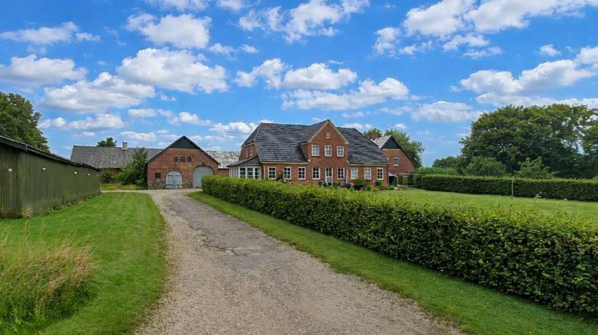 Stuehuset på Falknergården er løbende renoveret og udgør en del af den samlede ejendom, der sælges i fuld drift. Foto fra salgsmaterialet: Agriteam Syd